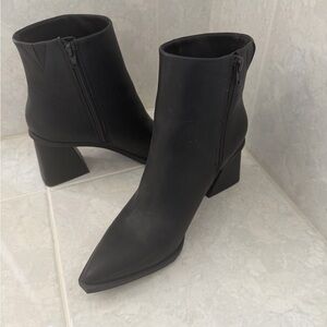 Fashionable Pointed Toe Boot